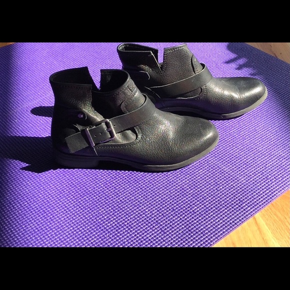 BCBGeneration Cute Booties w/ Silver Details - Picture 6 of 7